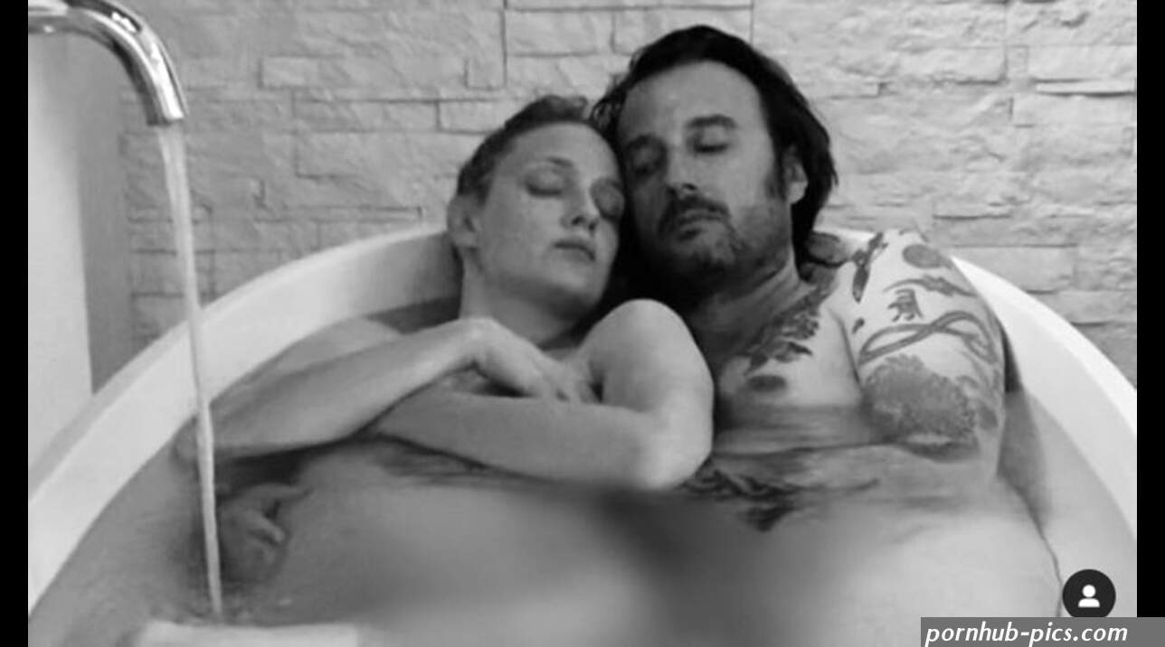 Eva Riccobono è in dolce attesa: lo scatto nuda nella vasca