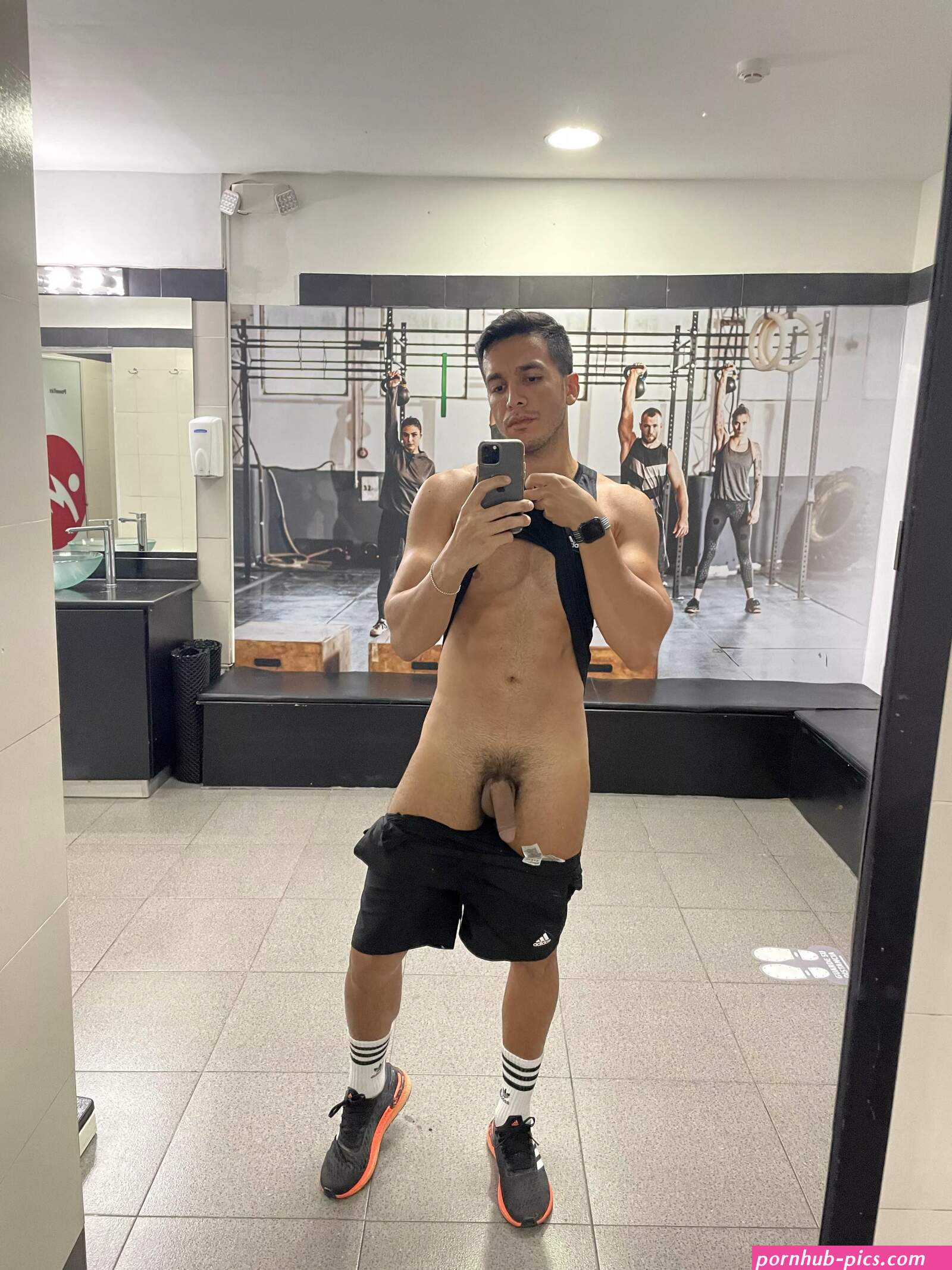 In the gym locker room, I hope someone wants to have fun nudes | GLAMOURHOUND.COM