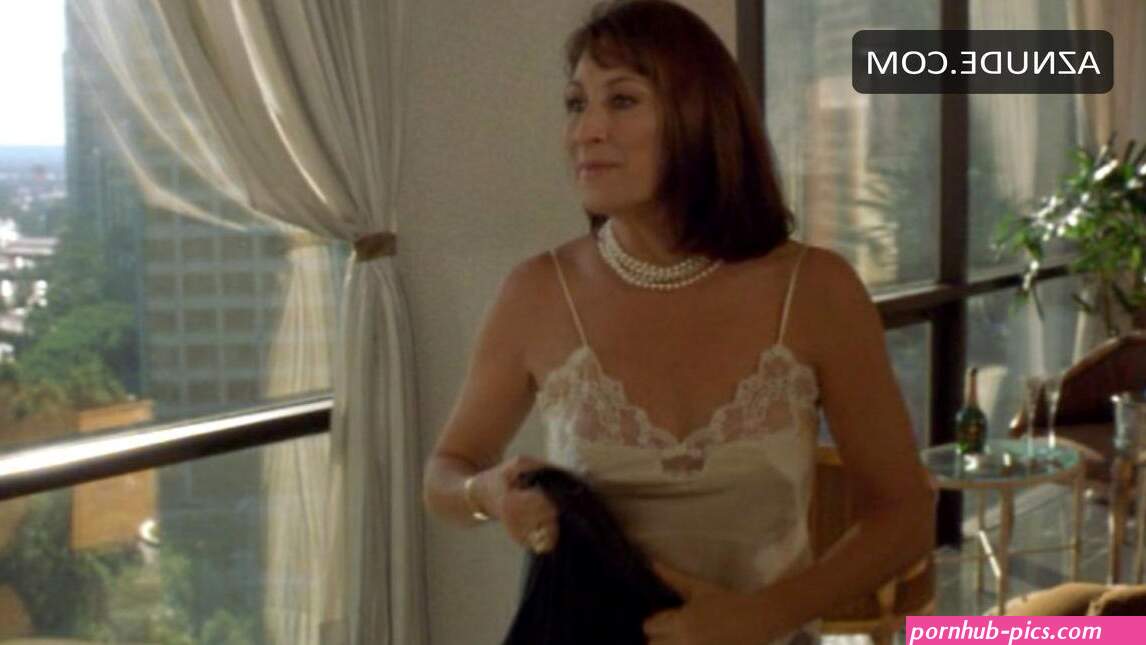 ANJELICA HUSTON Nude