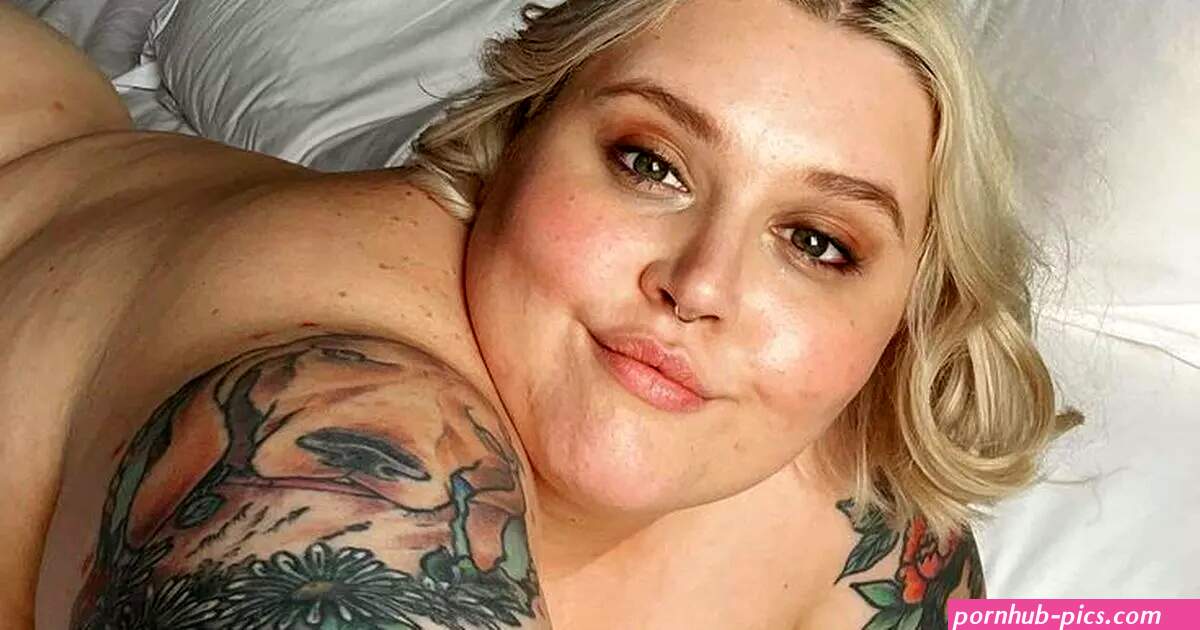 Plus size babe branded a 'fantasy' by fans cheekily strips fully naked in hotel
