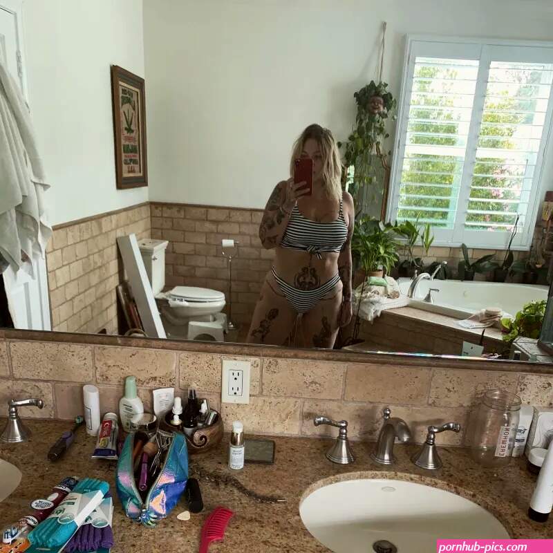 Elle King Bikini Photos: Country Singer's Swimsuit Pictures