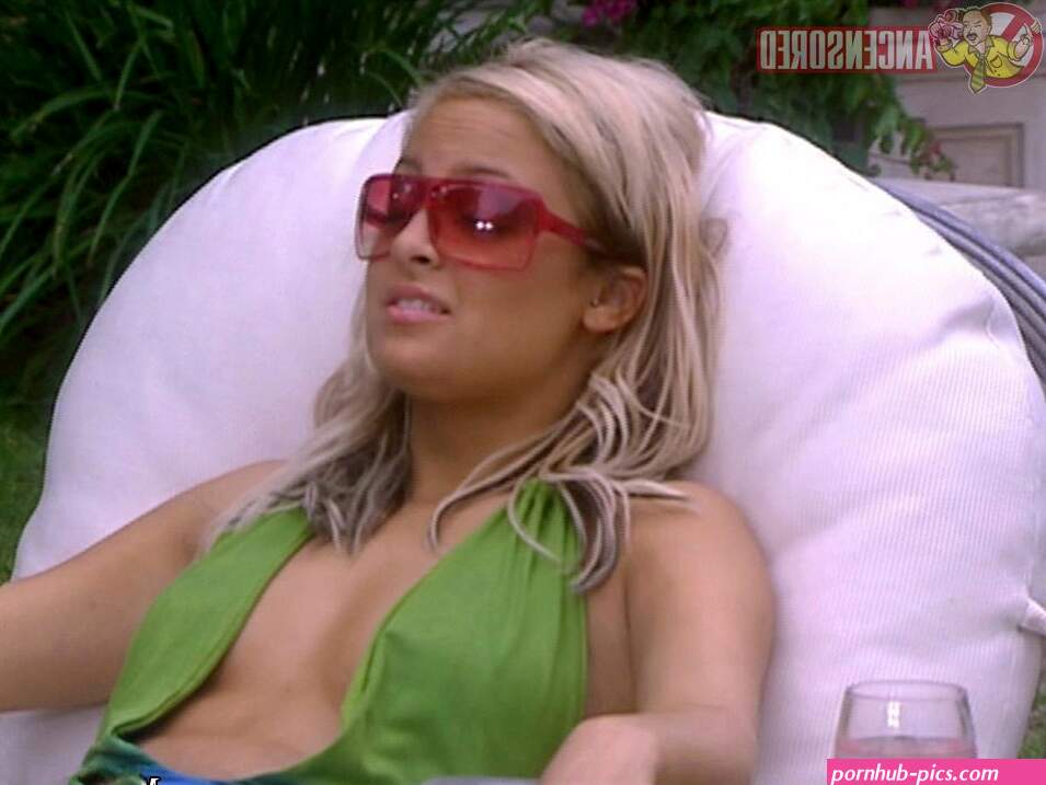 Naked Nicole Richie in The Simple Life < ANCENSORED
