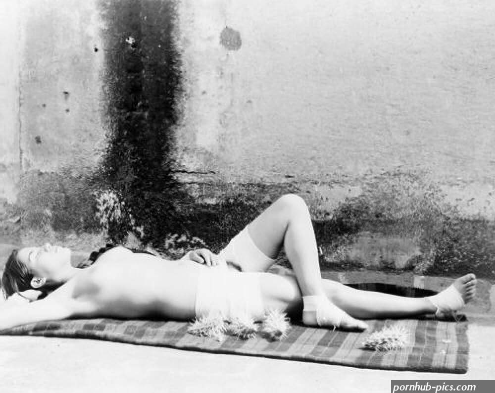 1939 Photo El buena fama durmiendo Graphic / M. Alvarez Bravo. The photo shows a mostly naked