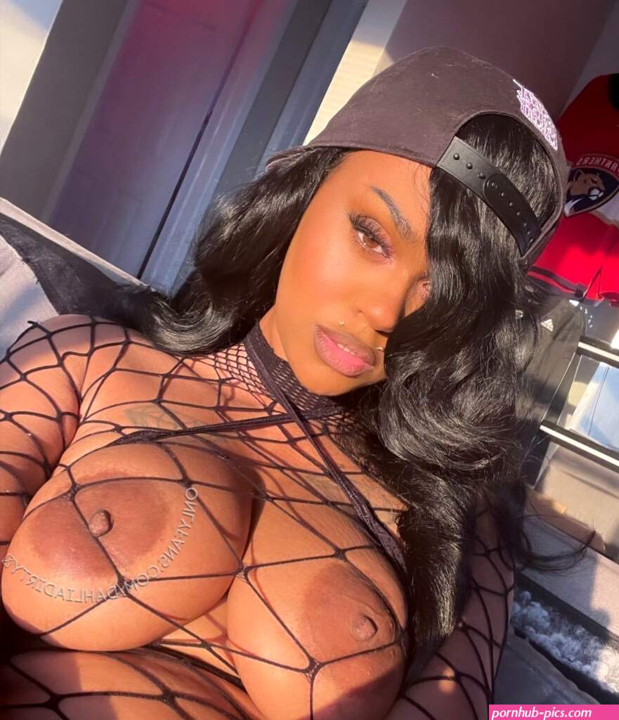 Sexy ebony with pretty tits