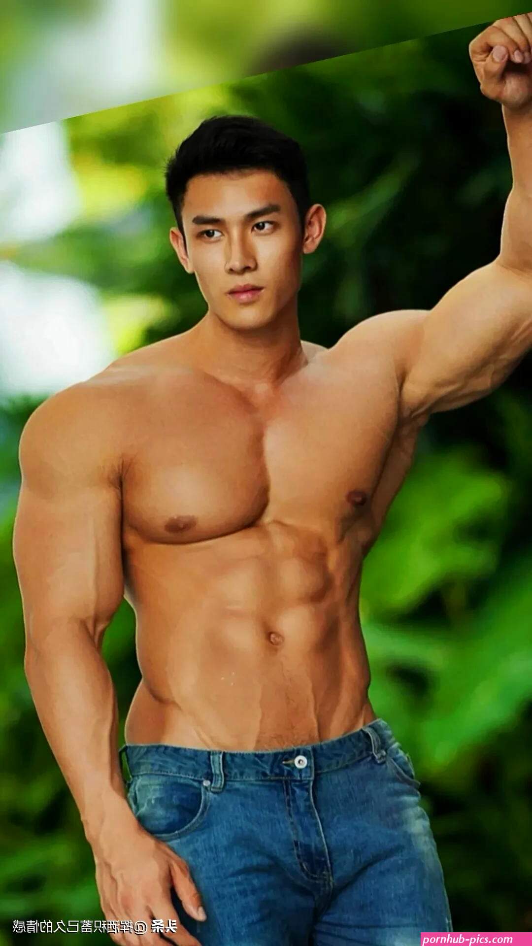 OMG hes naked: Chinese bodybuilder Lu Heng