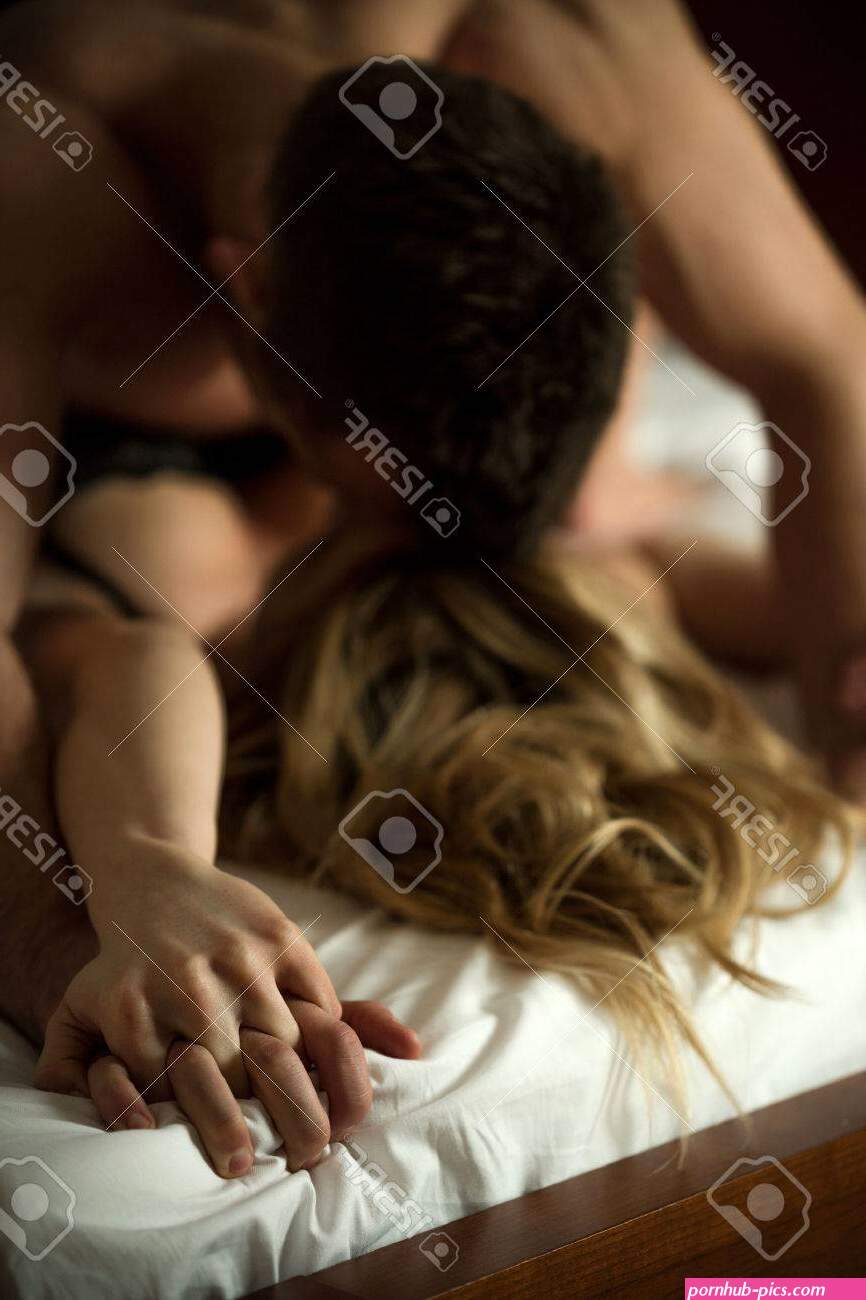 Pareja De Enamorados Que Tienen Sexo Con Pasin En La Cama Fotos retratos imgenes y fotografa de archivo libres de derecho. Image 41002660