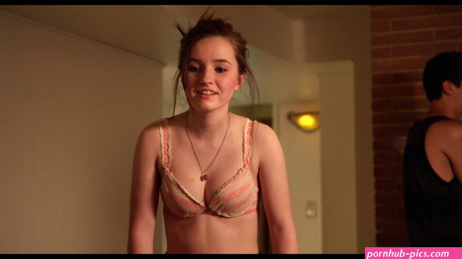 Kaitlyn Dever Nude Leaked From Bathroom