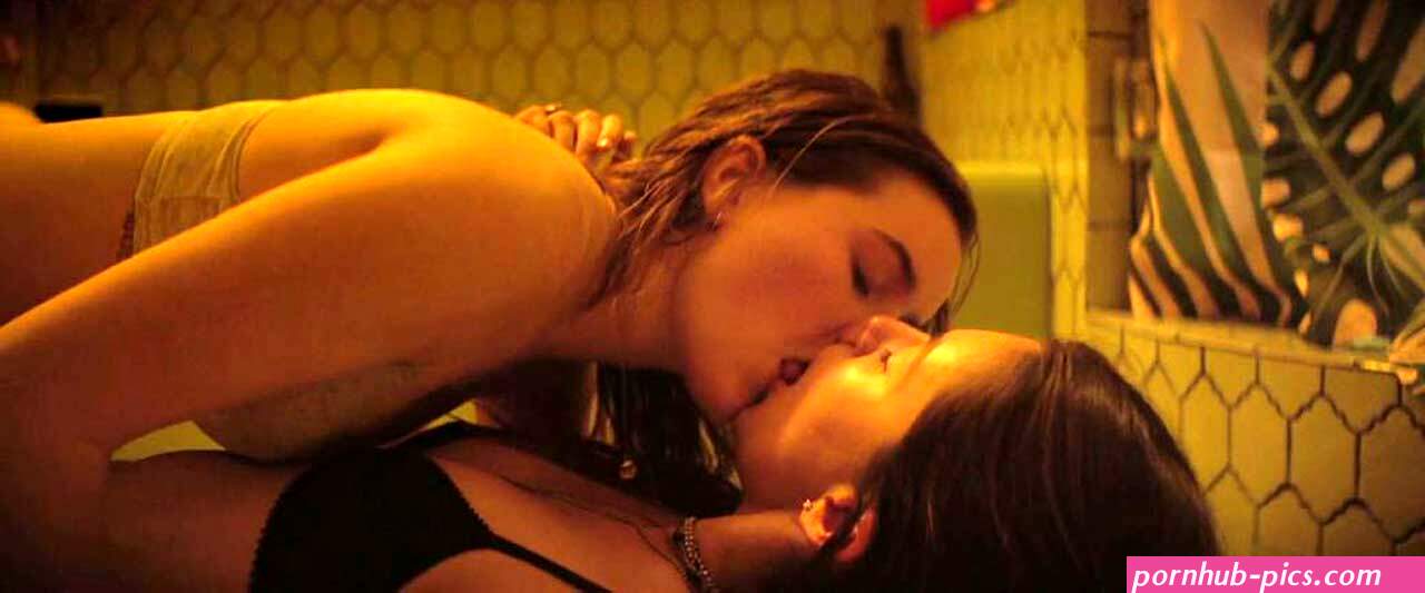 Kaitlyn Dever Diana Silvers Lesbian Scene from Booksmart