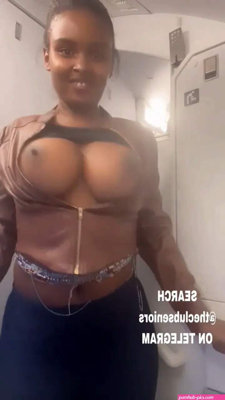 CUTE KENYAN SOMALI LADY SHOWING OFF HER ASS