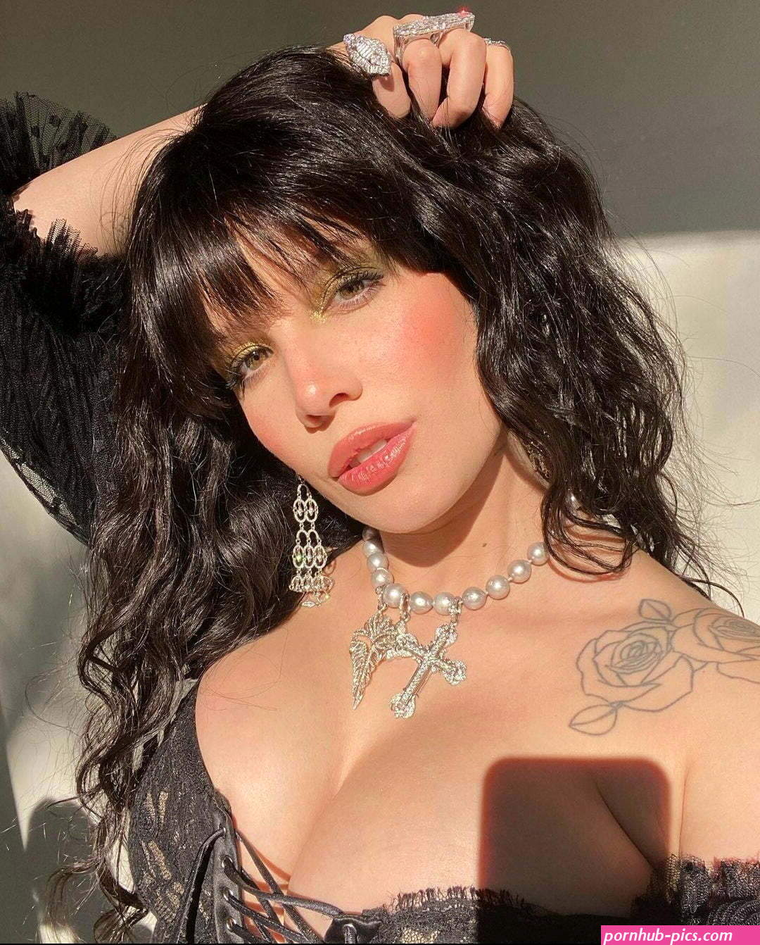 Who wants to cover Halseys new mommy tits with me?