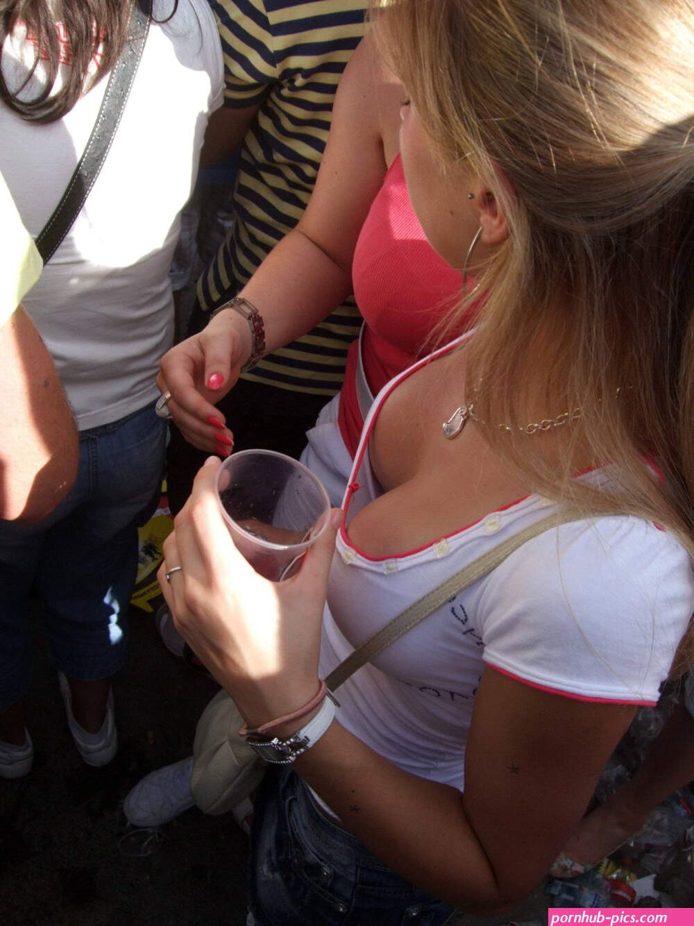 Big Tits Candid Teen Downblouse
