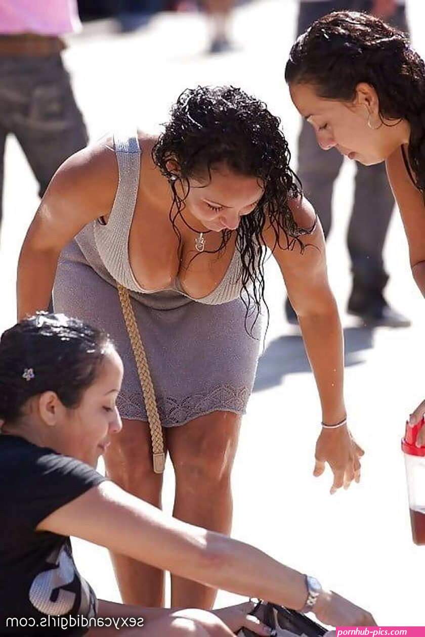 Huge Boobs Woman Candid Downblouse – Sexy Candid Girls