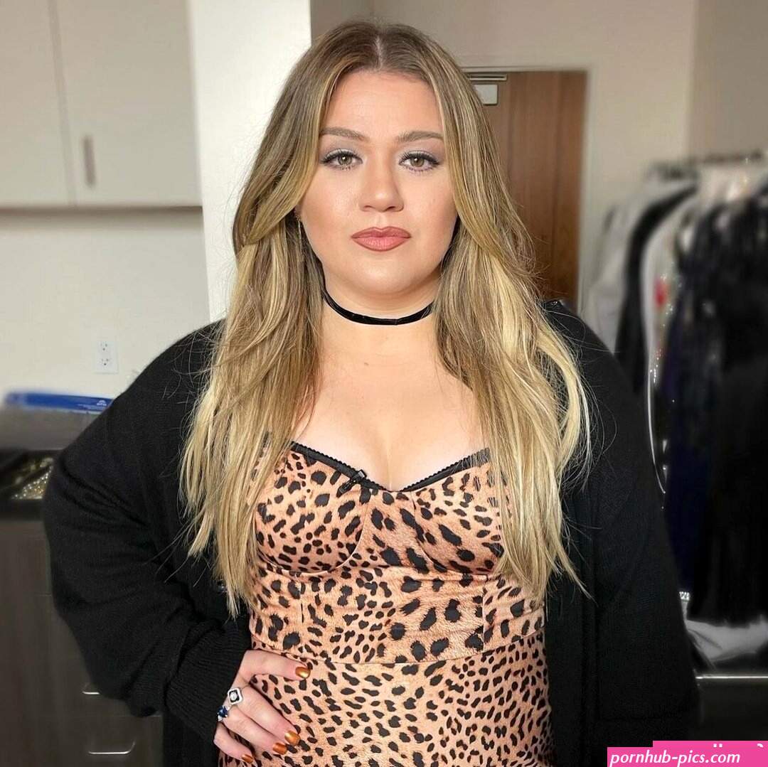 Kelly Clarkson / kellyclarkson Nude Leaked Photo #15