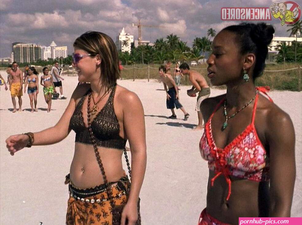 Naked Kelly Clarkson in From Justin to Kelly < ANCENSORED