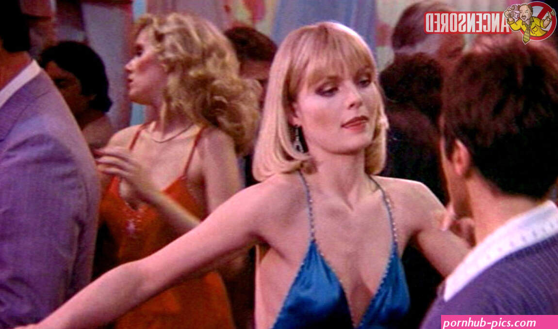 Naked Michelle Pfeiffer in Scarface < ANCENSORED