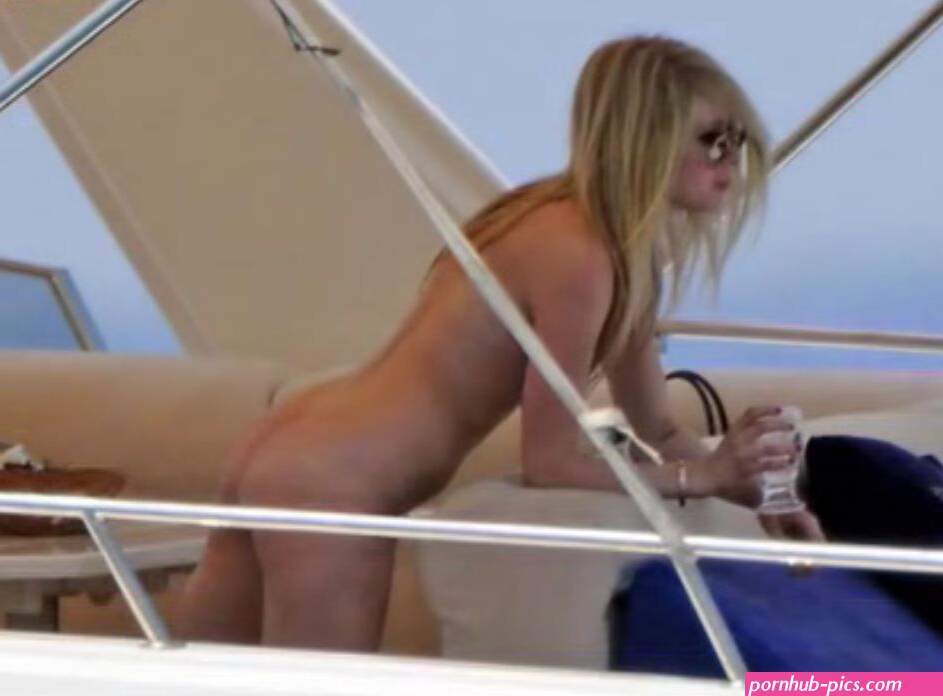 Avril Lavigne Nude Pictures. Rating 8.6610