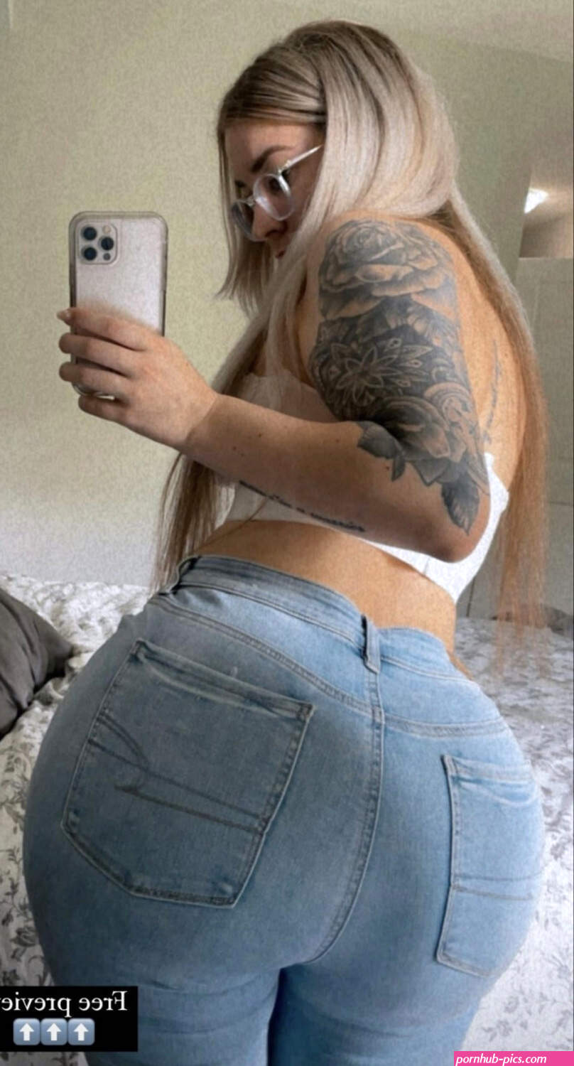 Hot PAWG in Jeans