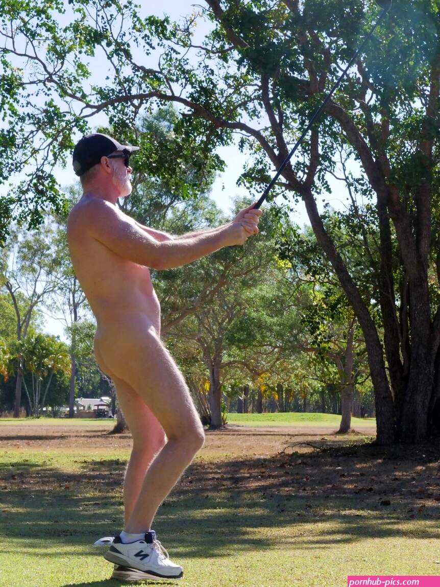 Naturists celebrate body positivity with nude golf despite record low Darwin temperatures