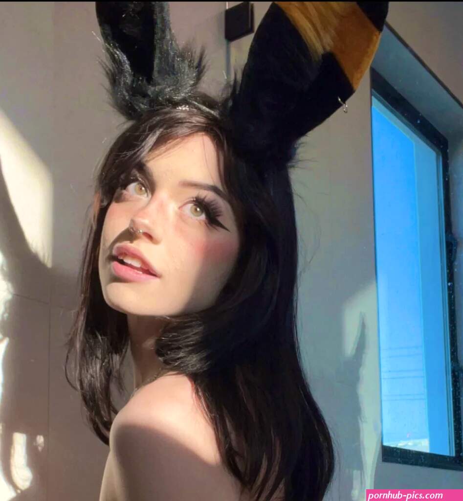 Hannah: Hottest Young Twitch Streamer