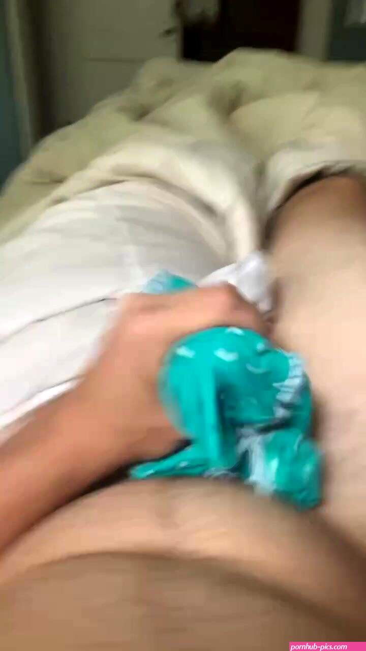 Moaning and cumming in my little sisters panties