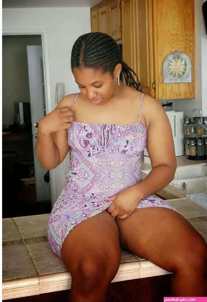 Airtime Chicks on X: Sexy Kenyan Lady Obliviously Pulls Back Skirt and Scratches Her...