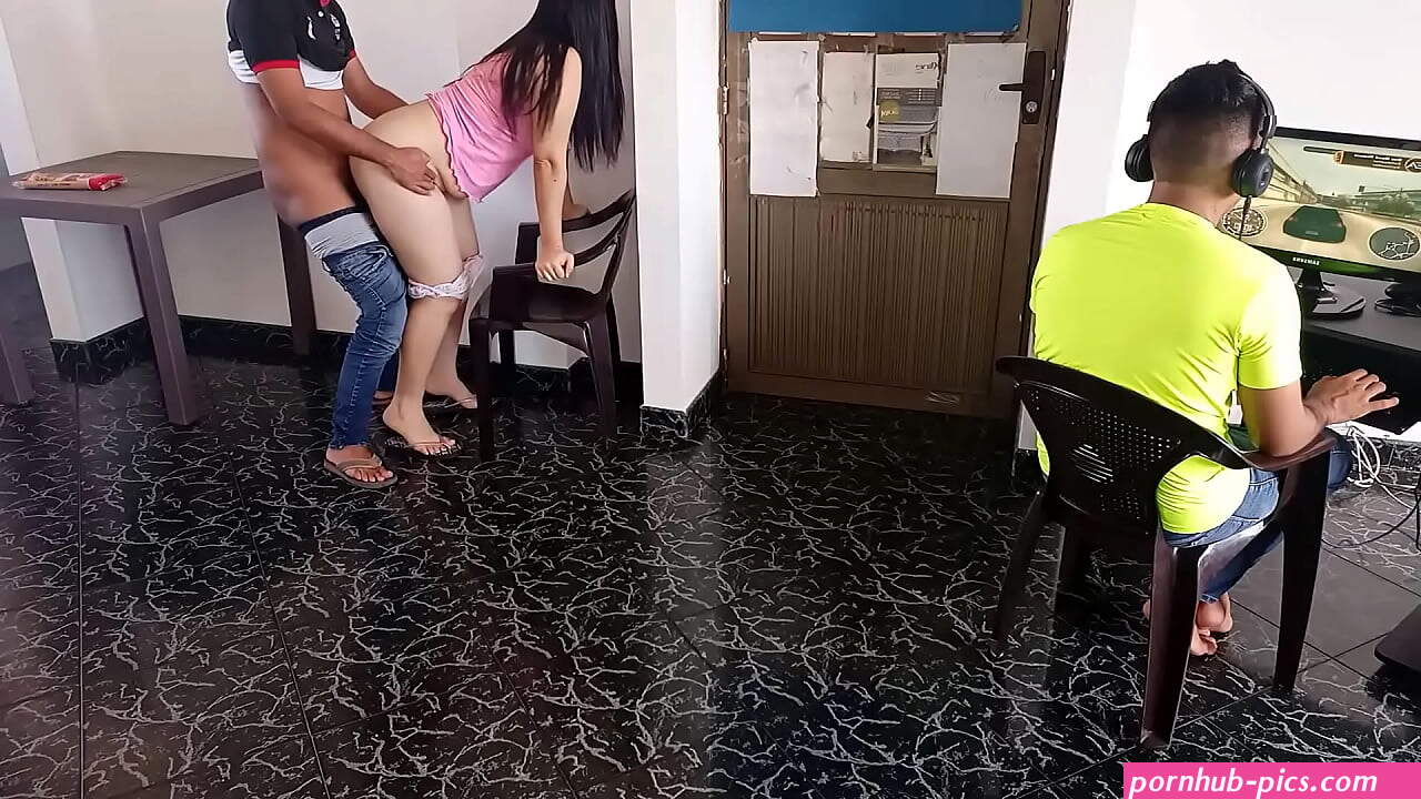 Cojiendo a escondidas con la esposa de mi mejor amigo:El muy cornudo estaba jugando mientras le meta mi gran polla a su sexy y culona mujer
