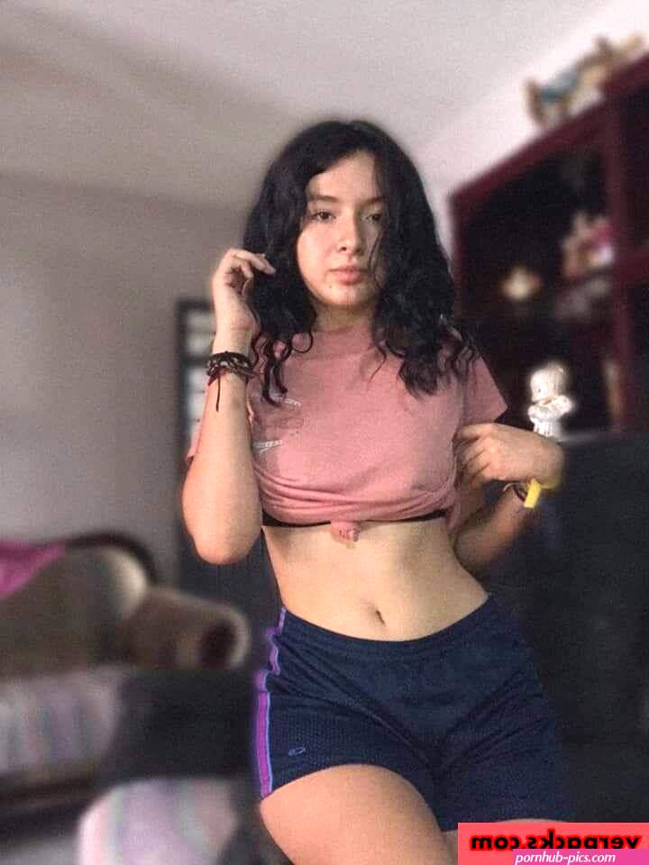 Linda colegiala cogiendo fotos videos