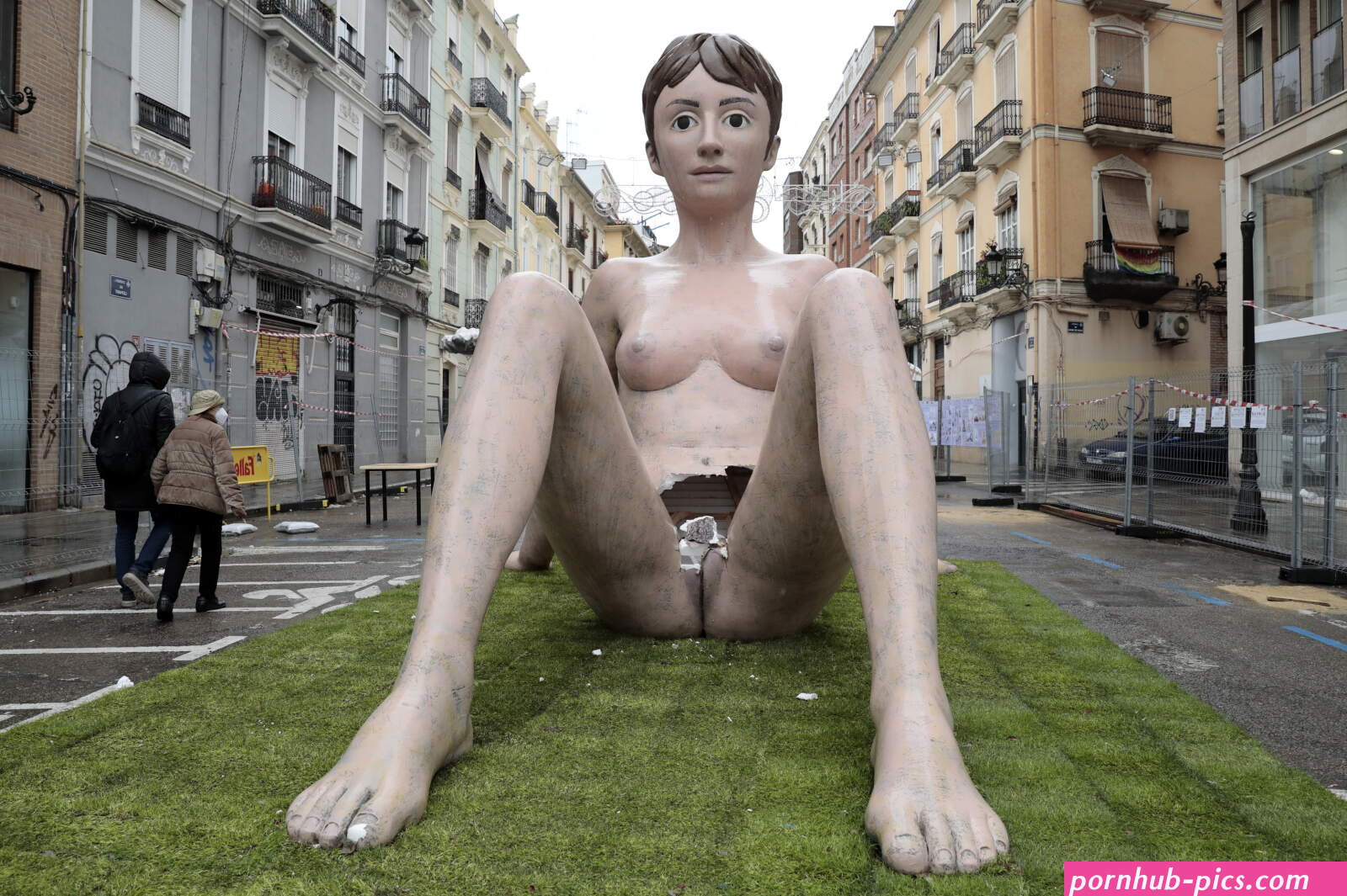 Destrozan la zona genital de la figura de una mujer desnuda en una falla de Valencia