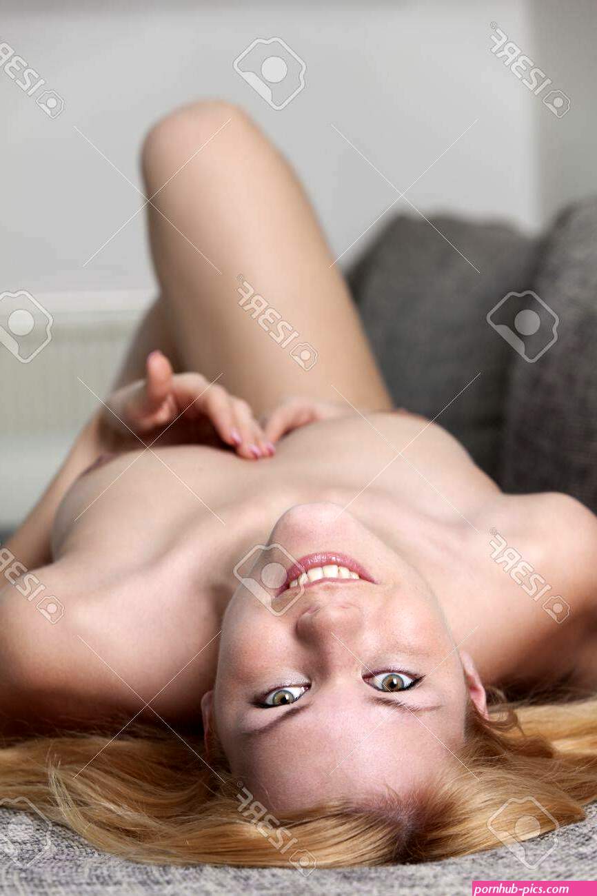 Mujer Desnuda Acostada En Un Sof Fotos retratos imgenes y fotografa de archivo libres de derecho. Image 56381205