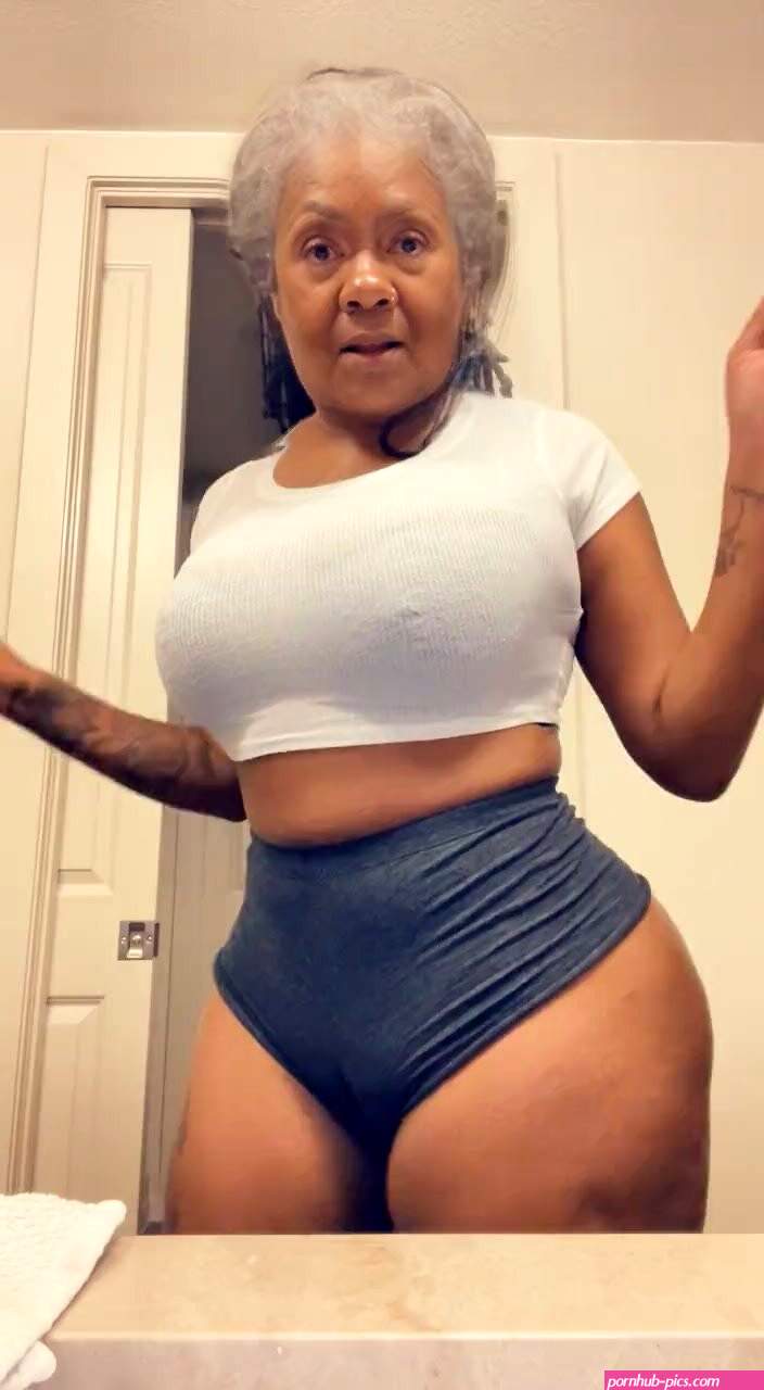Ebony hood granny claps her big ass