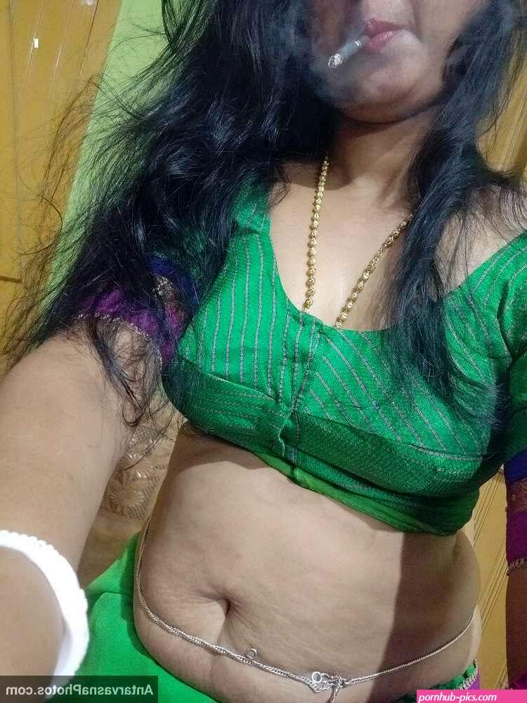 Village ki desi aunty ne saree nikal ke chut dikhai