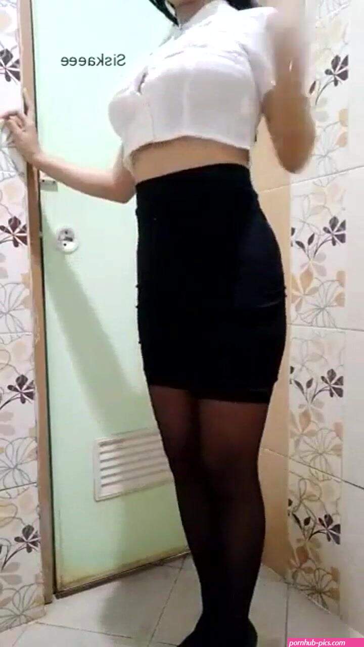 Siskaeee Busty Asian Loves Teasing In Public Toilet Leaked Video