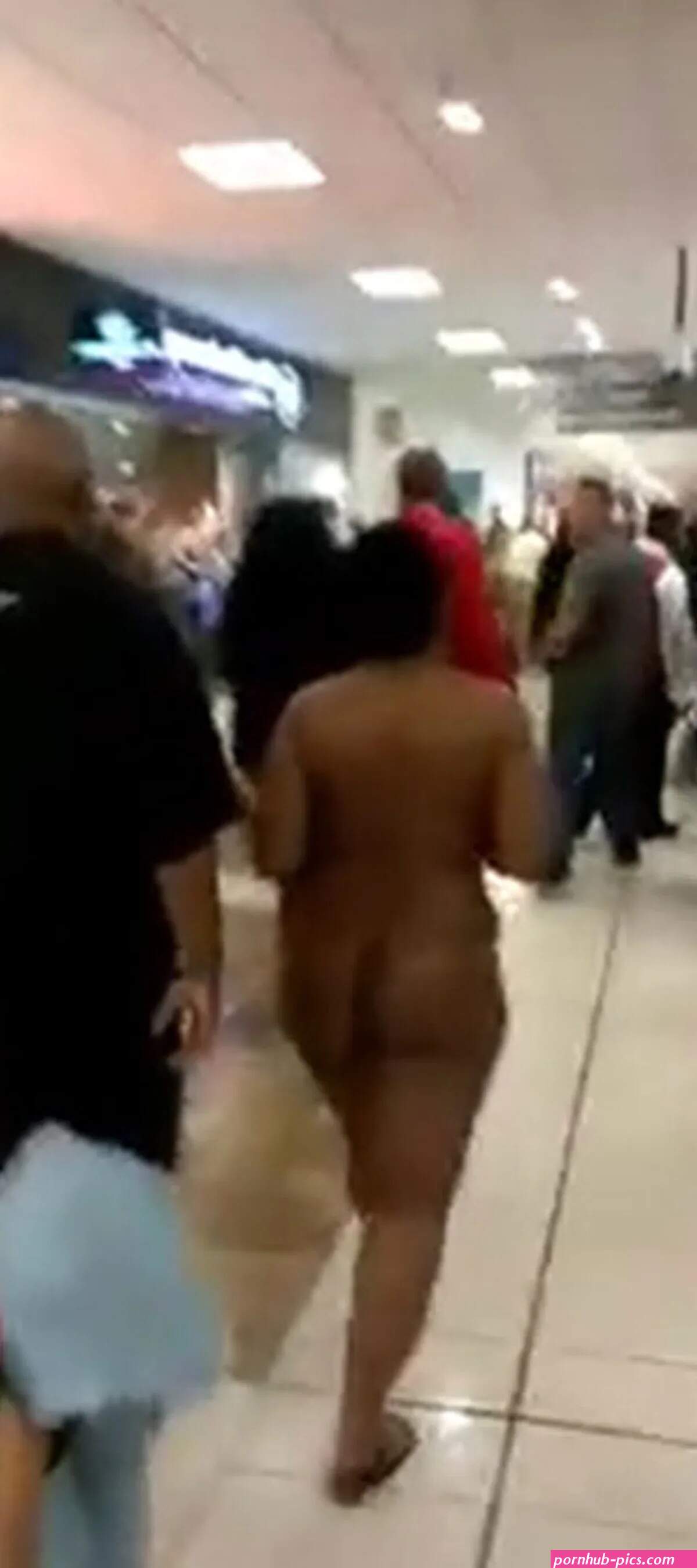 Una mujer desnuda caus caos en un aeropuerto de Estados Unidos