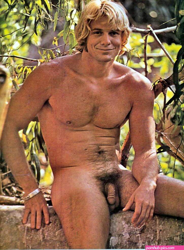 Hombres desnudos en la playa