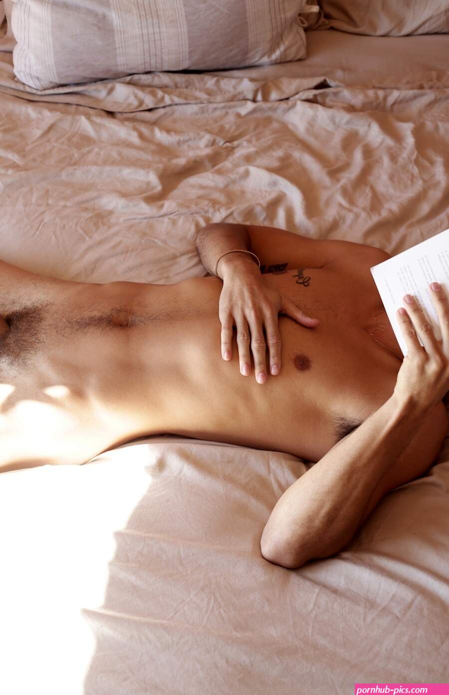 notigay: Luke Austin y sus hombres desnudos en la cama