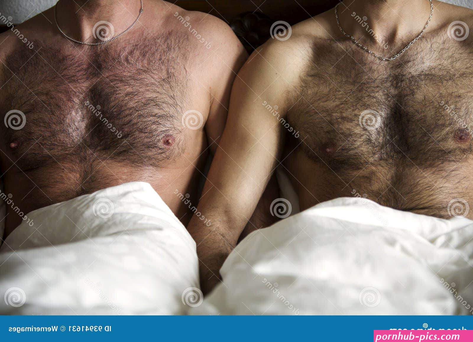 Dos Hombres Desnudos Con El Pecho Melenudo En Cama Imagen de archivo