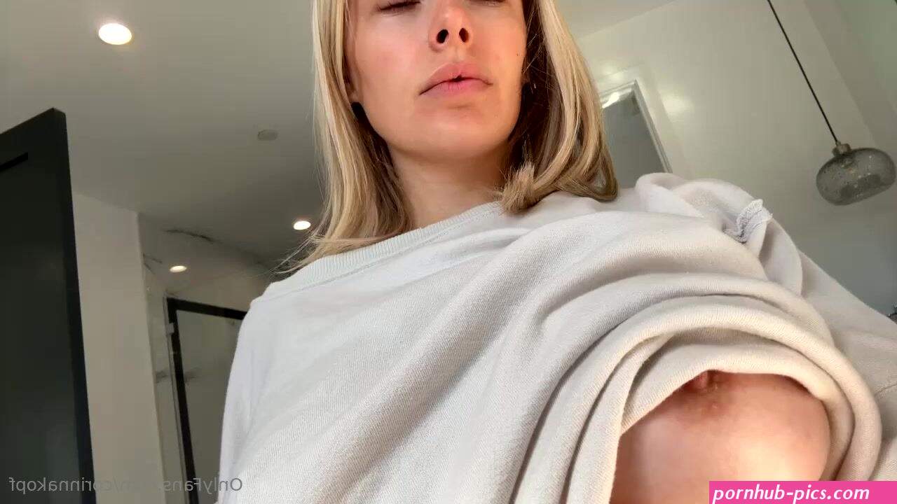 Corinna Kopf Lifting Up Her Top And Flash Nude Boobs Onlyfans Video Leak