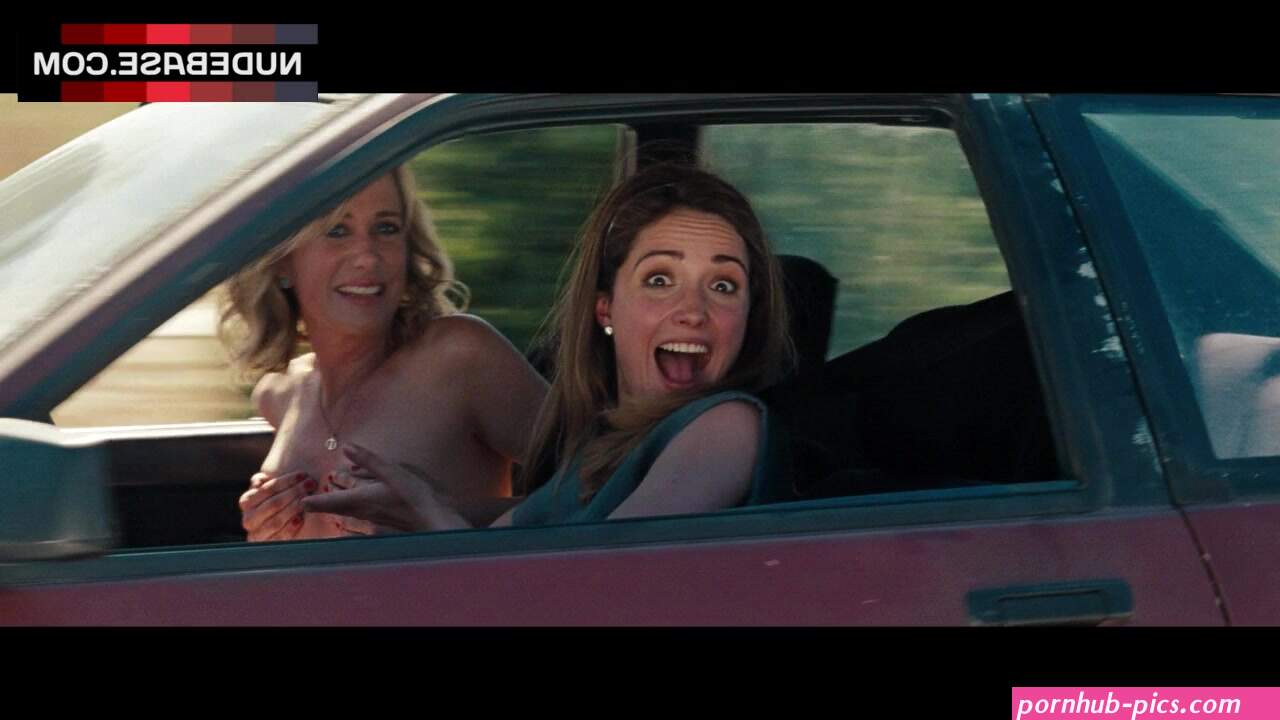 Kristen Wiig Covers Nude Tits in Car