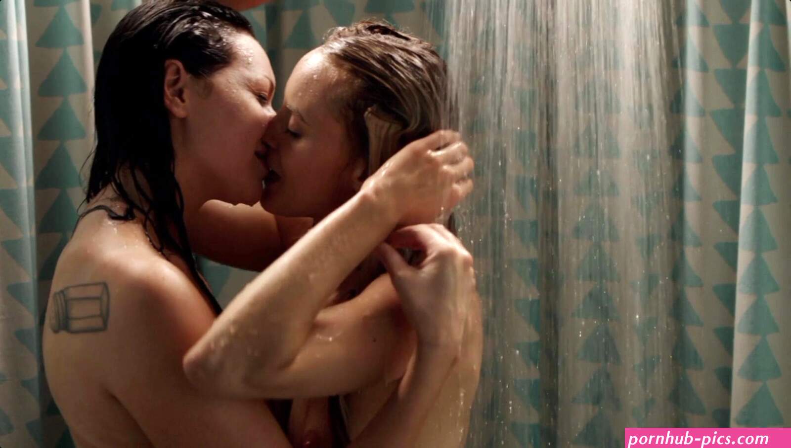 Taylor Schilling Laura Prepon naked