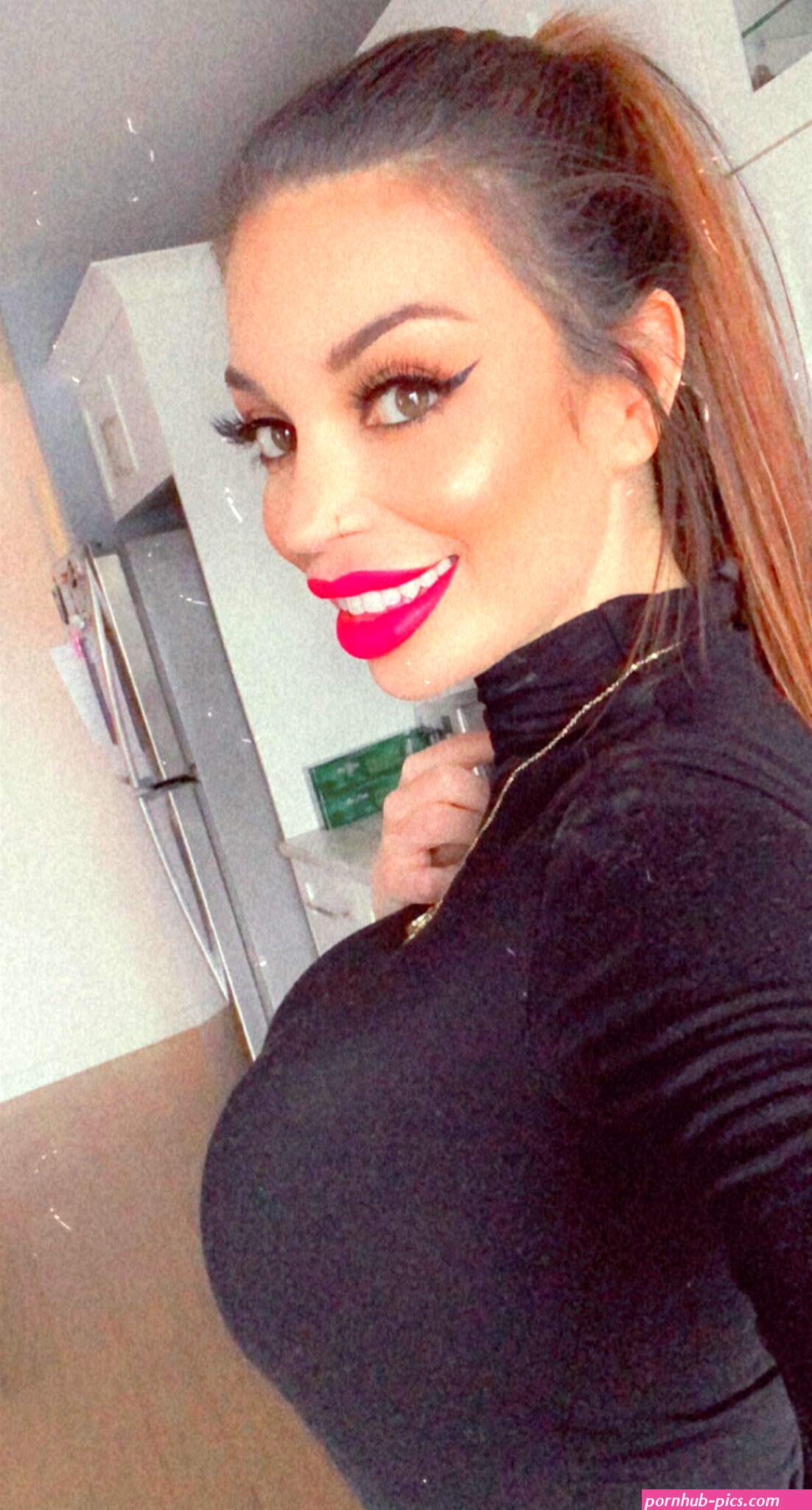 MYLA DEL REY on X: Having big boobs will get you dirty looks even if youre in a turtleneck and I love that