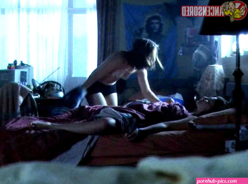 Piper Perabo nude pics page