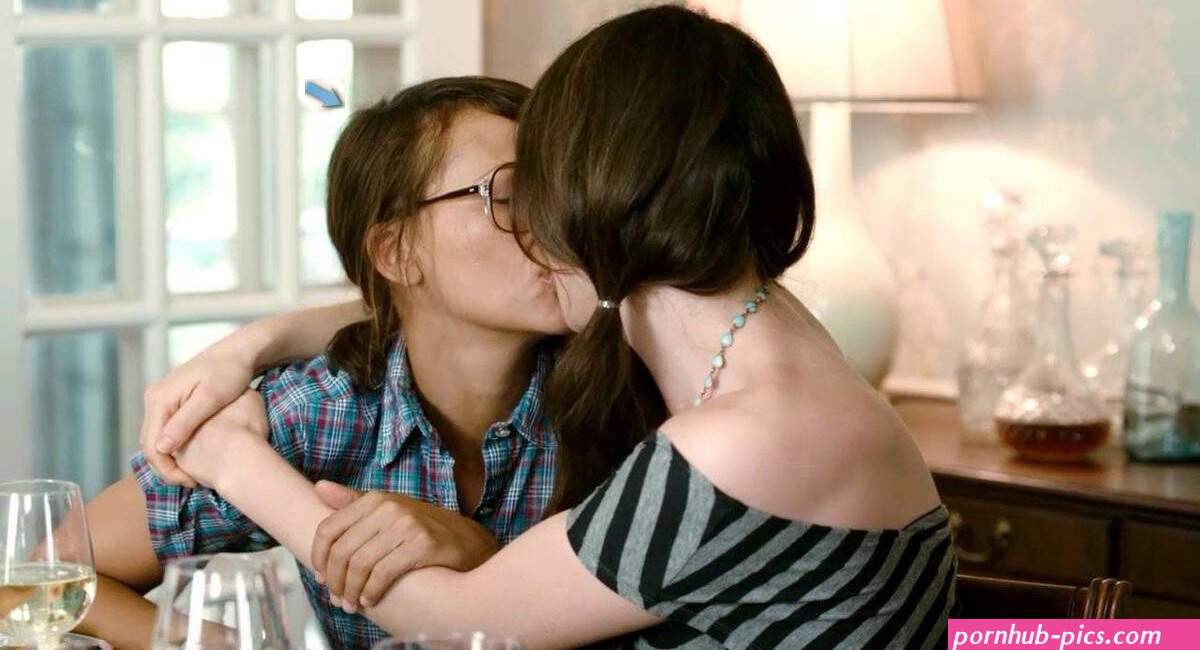 Naked Rashida Jones in Our Idiot Brother ANCENSORED