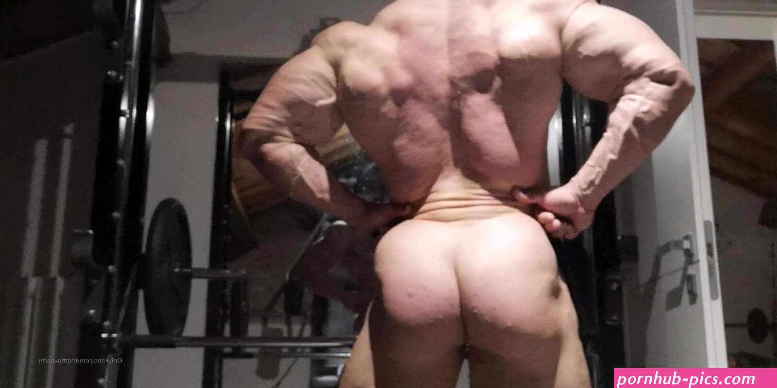 Naked male muscle: big booty