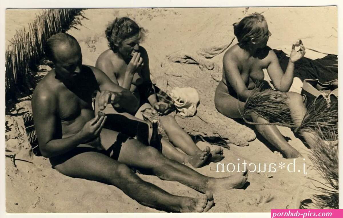 Nudism NUDISTS BEACH PICNIC NACKTES PICKNICK Vintage 60s Photo