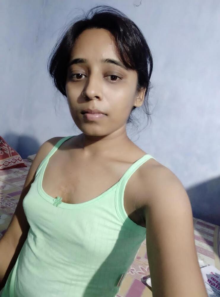 Beautiful Desi Girl Nude Selfie Pics Leaked