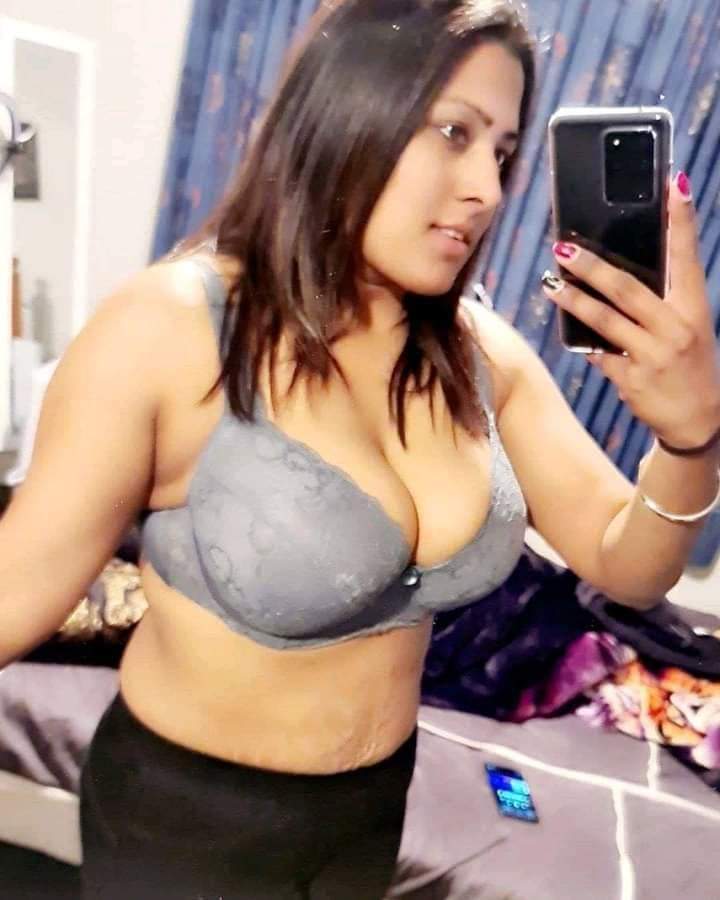 Big Tits Indian Porn Delhi Bhabhi Showing Big Boobs in Bra Photo -