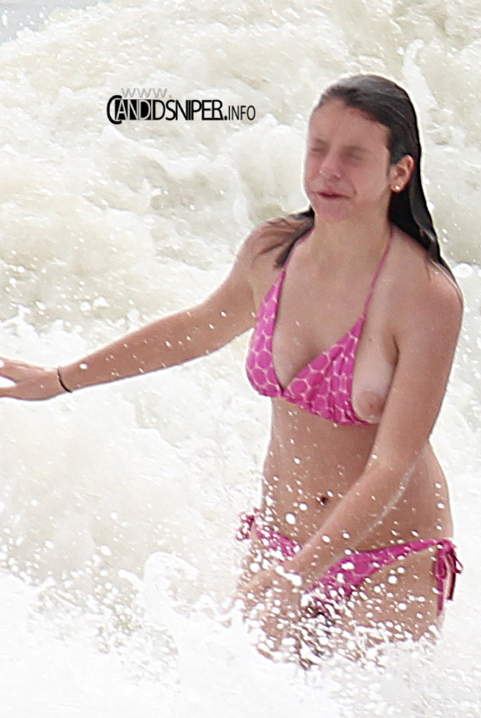 candid-nipple-slip-teen-oops