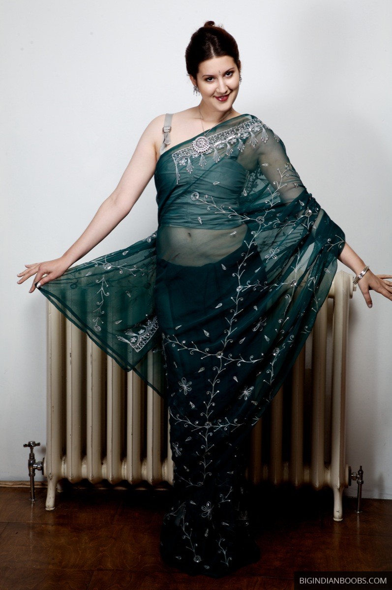 Cute Girl in Saree Naked