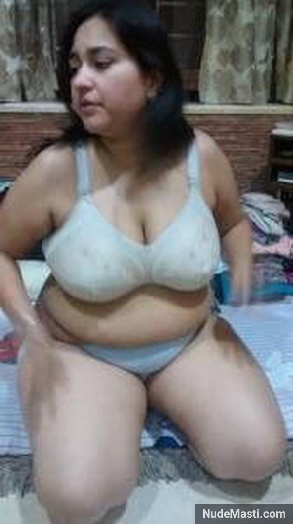 Chubby aunty nude pics captured by neighbour