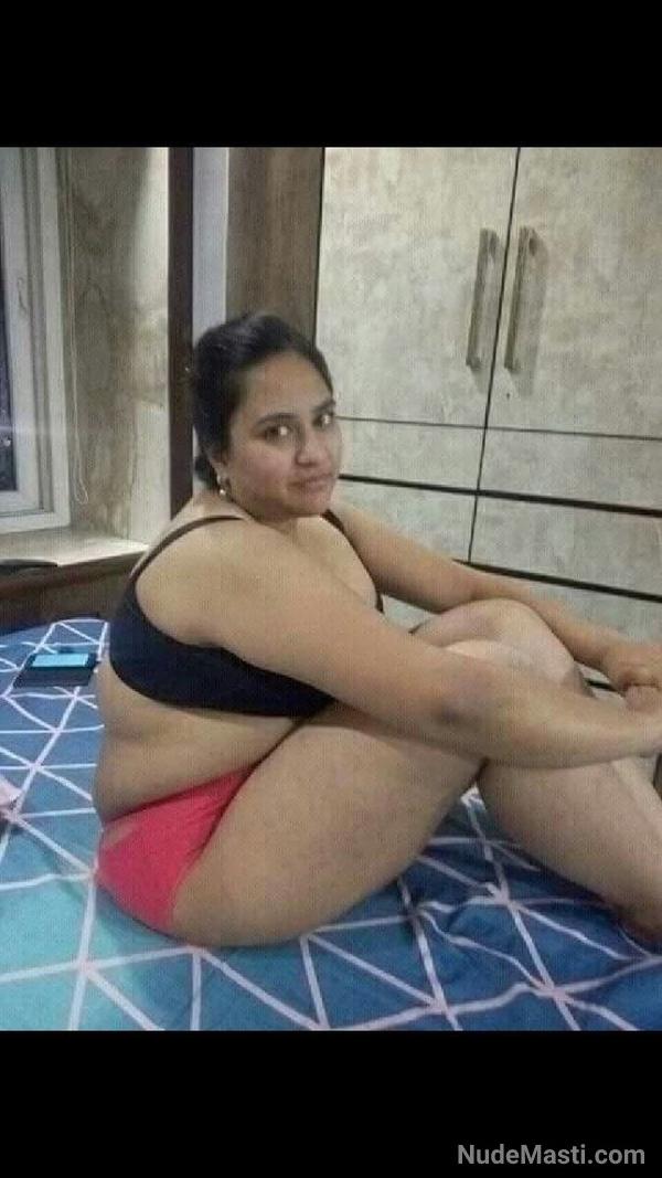Chubby aunty nude pics captured by neighbour